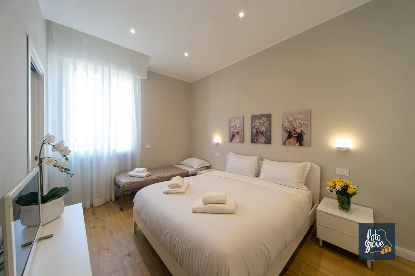 Camera di B&B fotografata con luce naturale