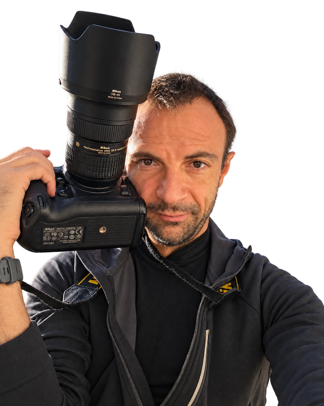 Michele Giove, fotografo professionista a Roma, con fotocamera e obiettivo