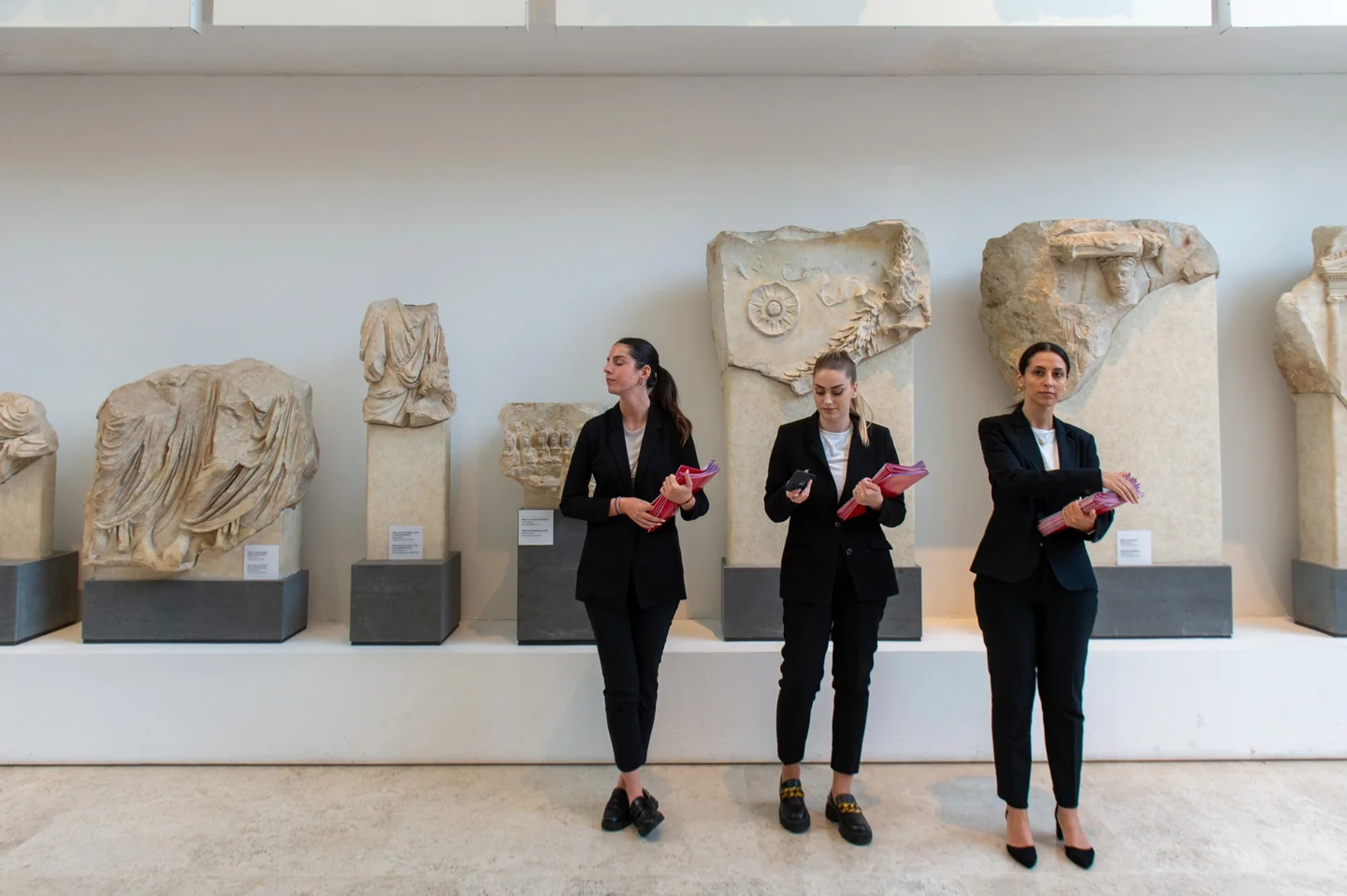 Accoglienza di un evento in uno spazio museale, tra sculture e reperti