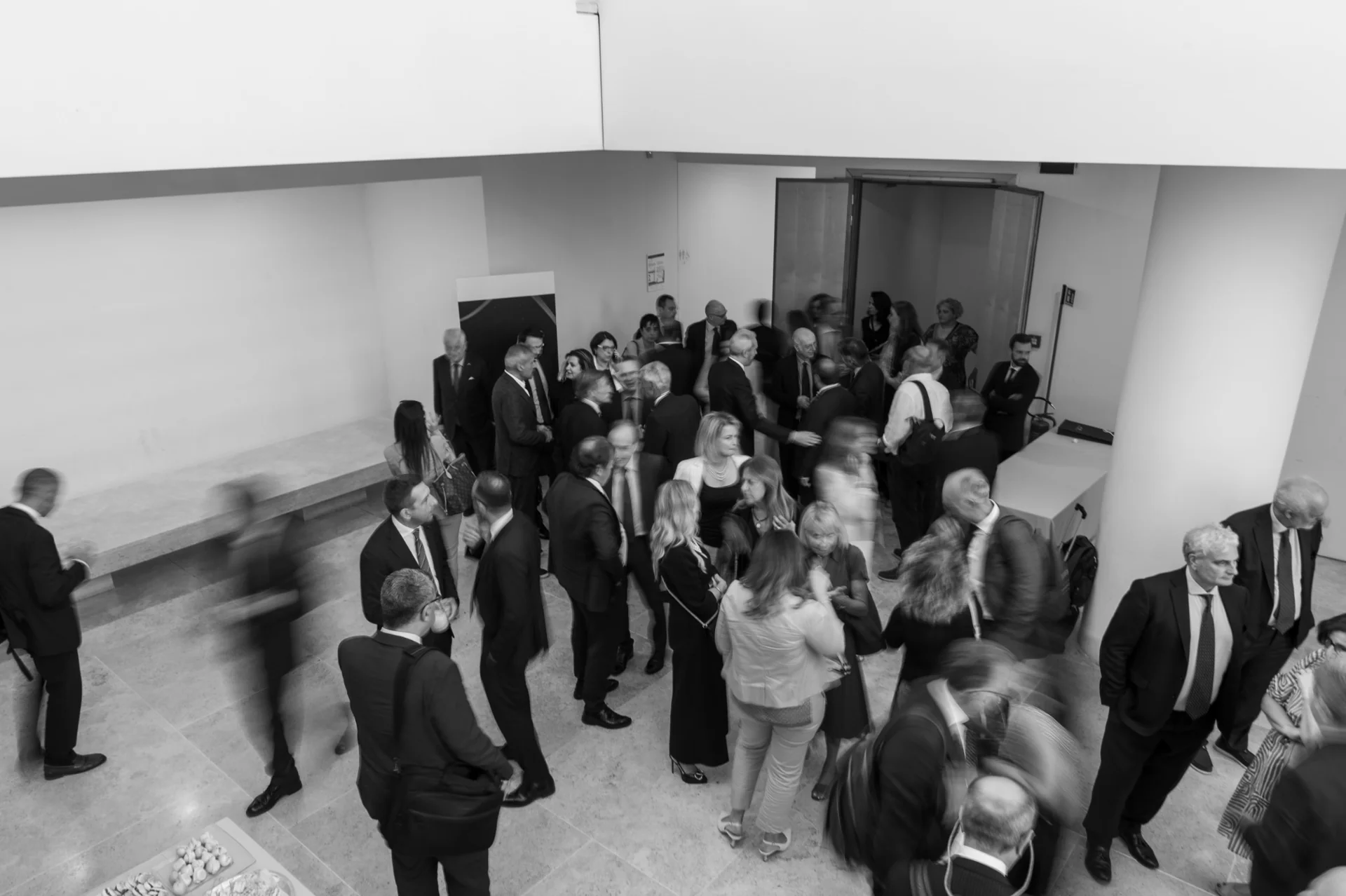 Partecipanti e incontri durante un evento, fotografati in bianco e nero da FotoGiove