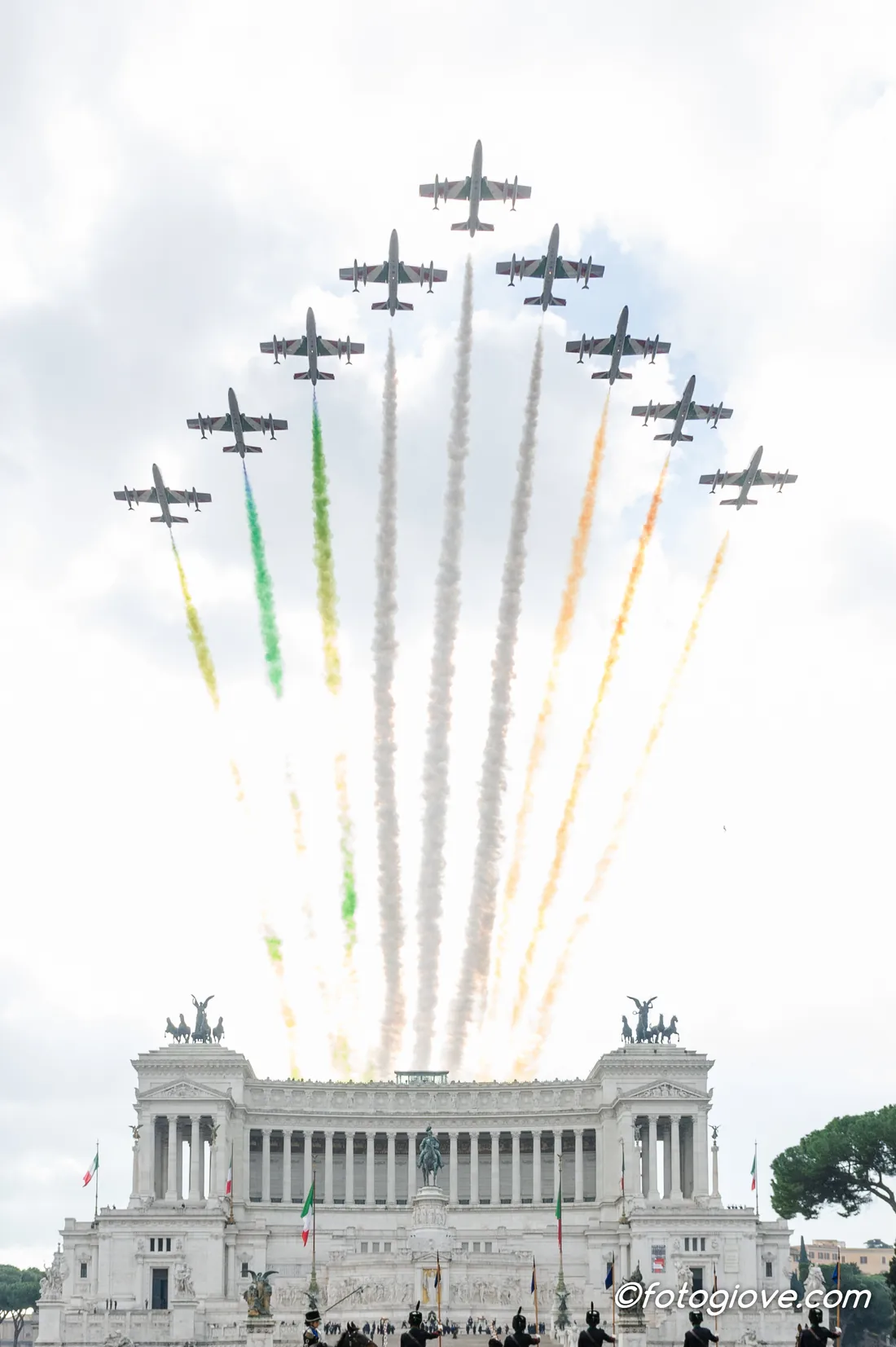 Formazione delle Frecce Tricolori sopra l’Altare della Patria durante un sorvolo storico