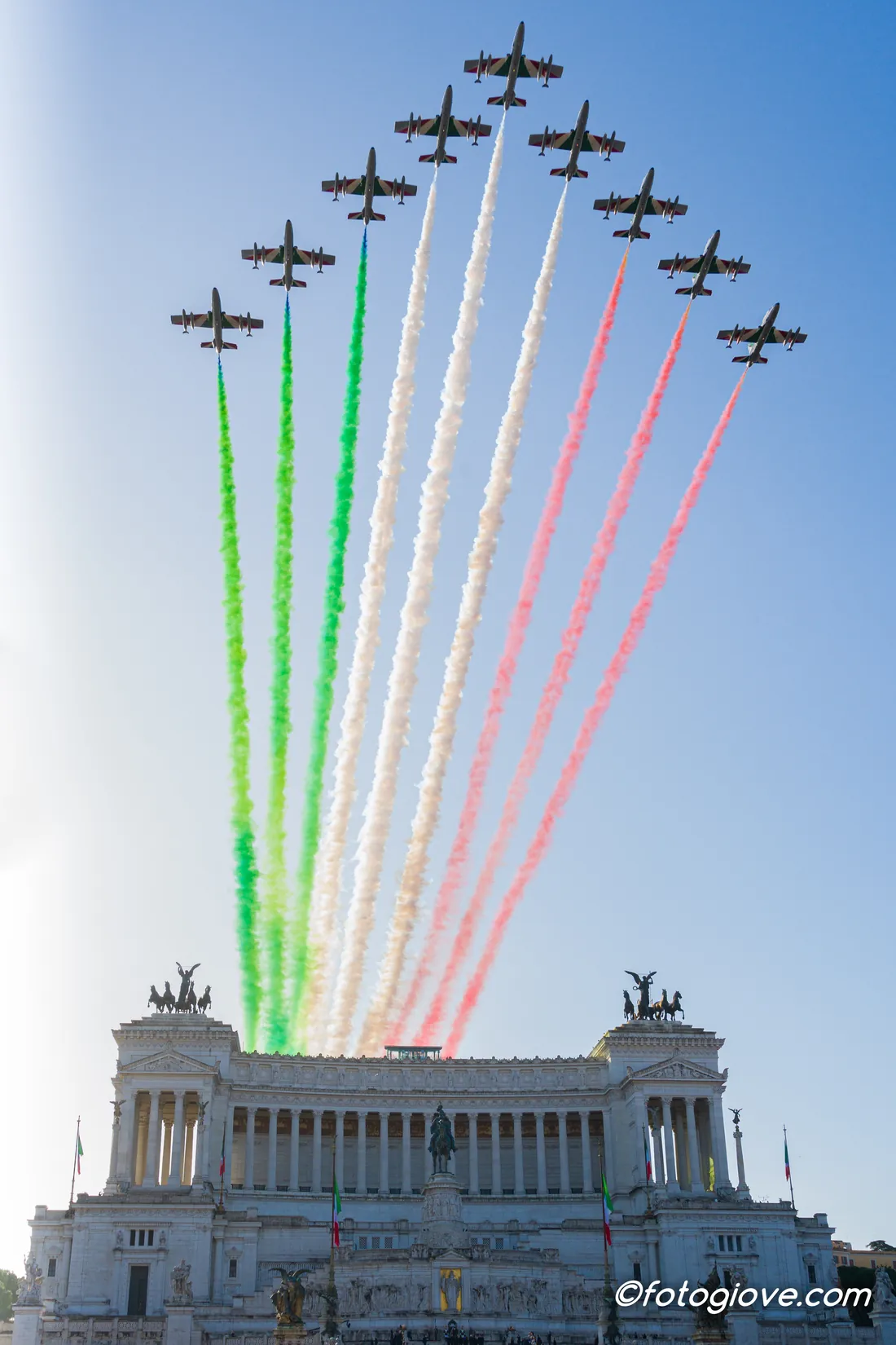 Nove velivoli delle Frecce Tricolori fotografati frontalmente sopra il Vittoriano