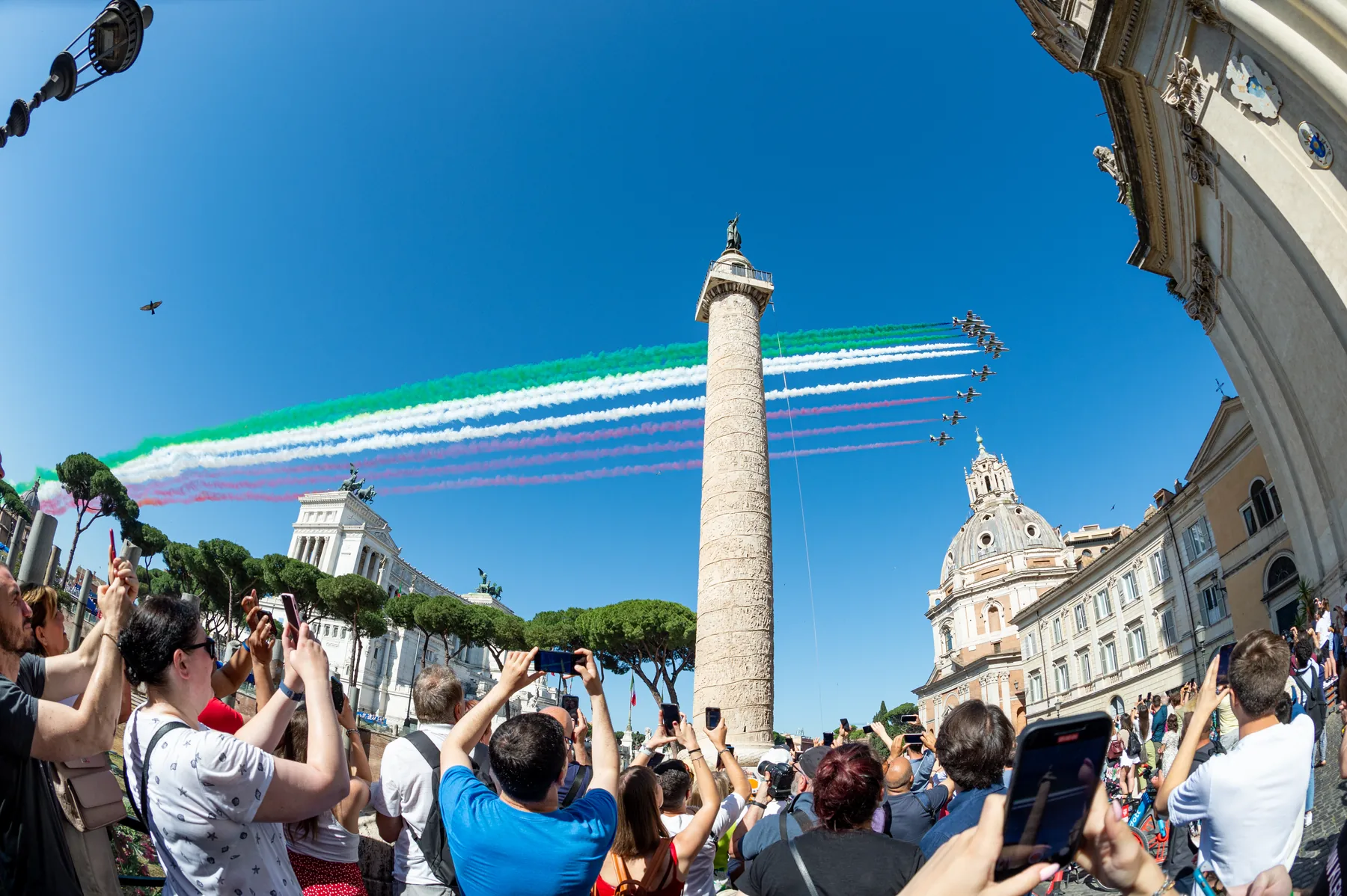 Pubblico a Roma fotografa il sorvolo delle Frecce Tricolori con telefoni e fotocamere