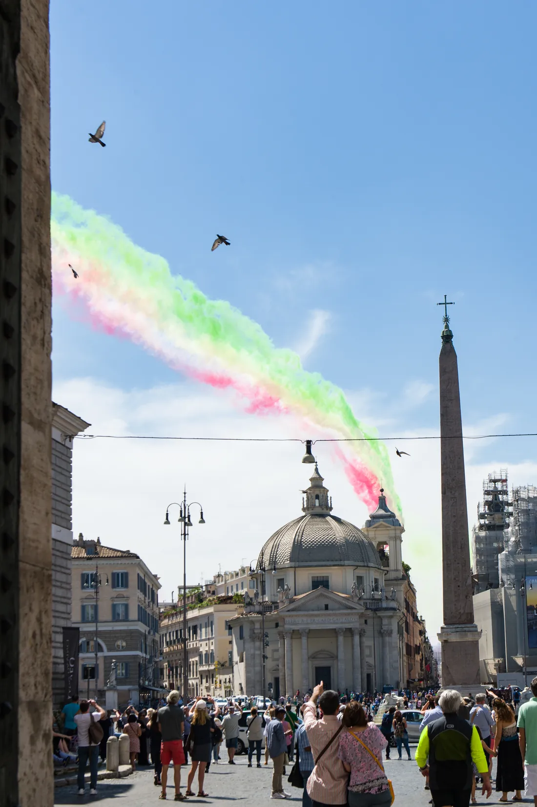 Scie tricolori delle Frecce Tricolori sul cielo di Piazza del Popolo a Roma