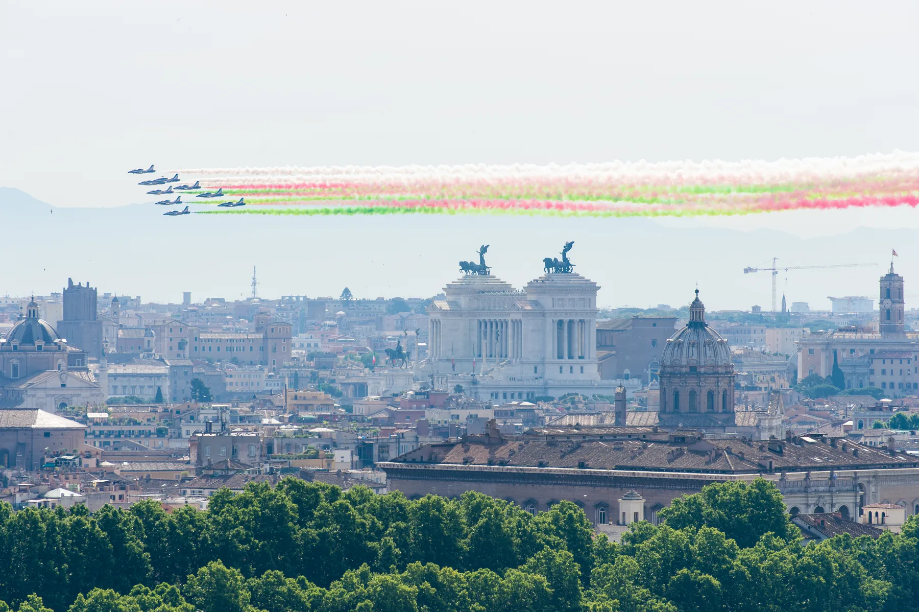 Frecce Tricolori con scie verdi bianche e rosse in sorvolo sul Vittoriano a Roma