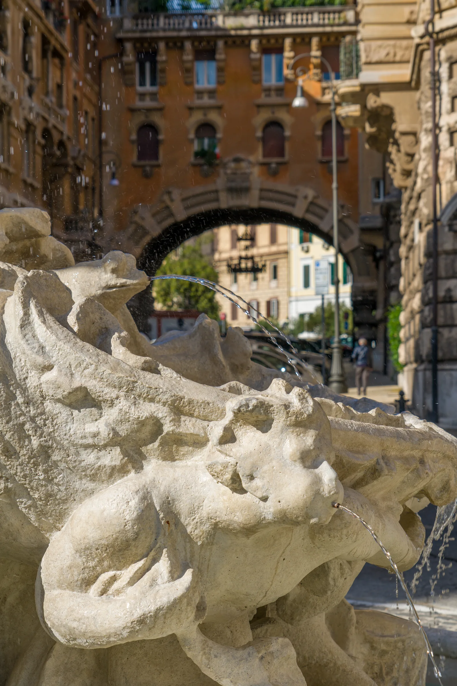 Arcone di Coppedè inquadrato fra le sculture della Fontana delle Rane
