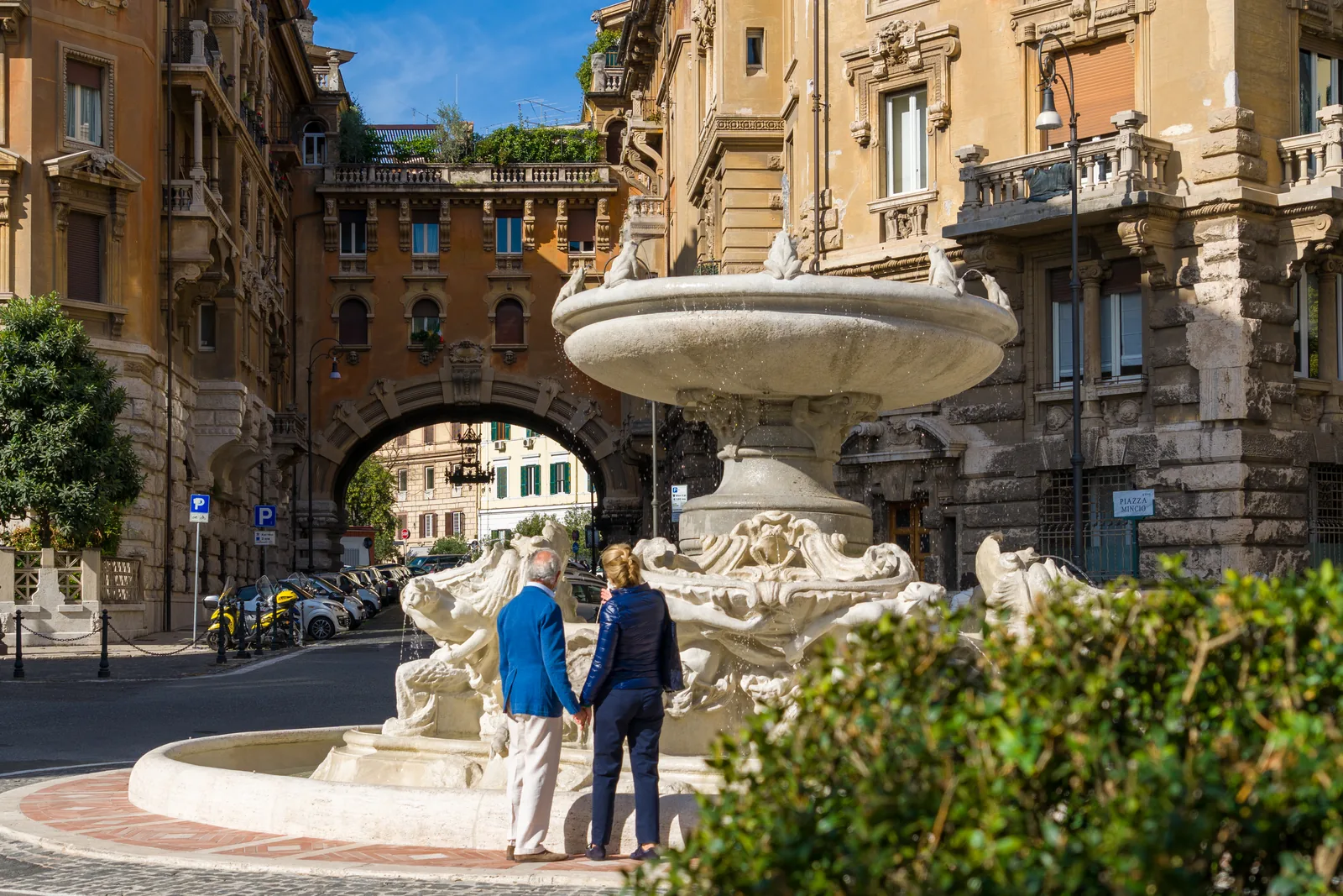 Fontana delle Rane in Piazza Mincio con le decorazioni architettoniche sullo sfondo