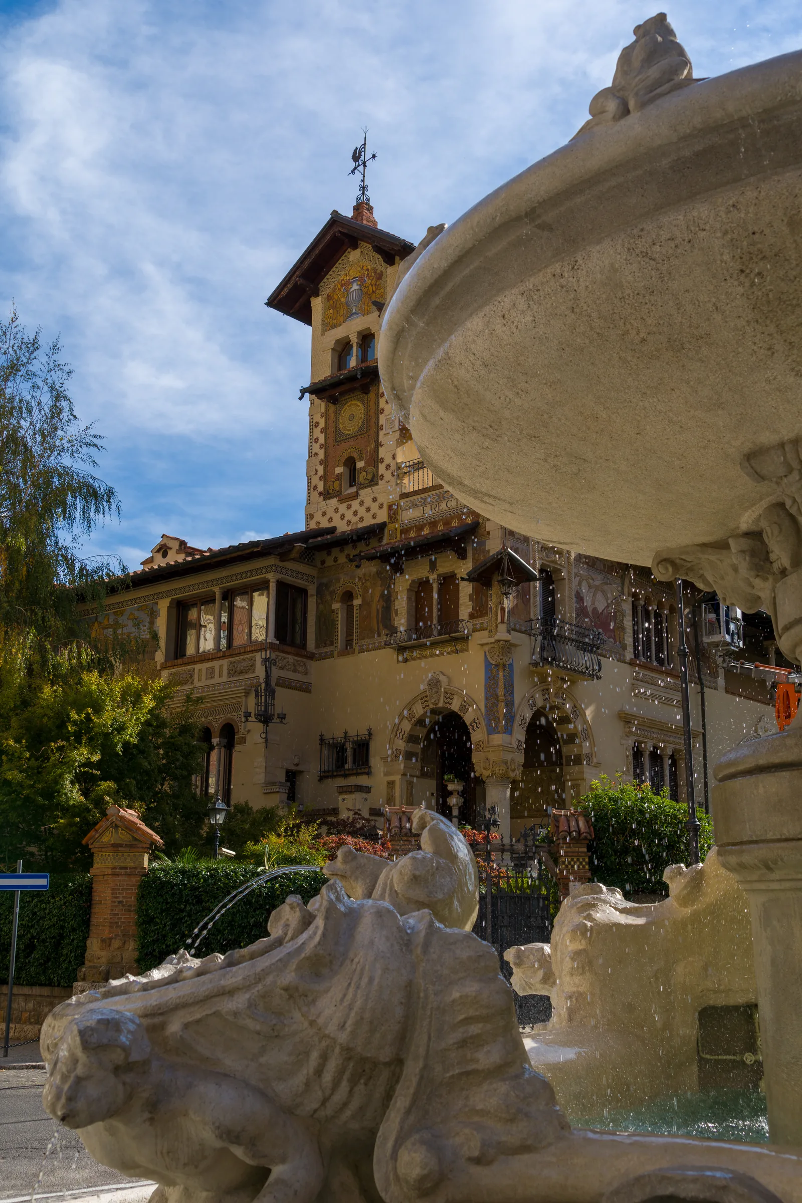 Fontana delle Rane fotografata con il Villino delle Fate sullo sfondo