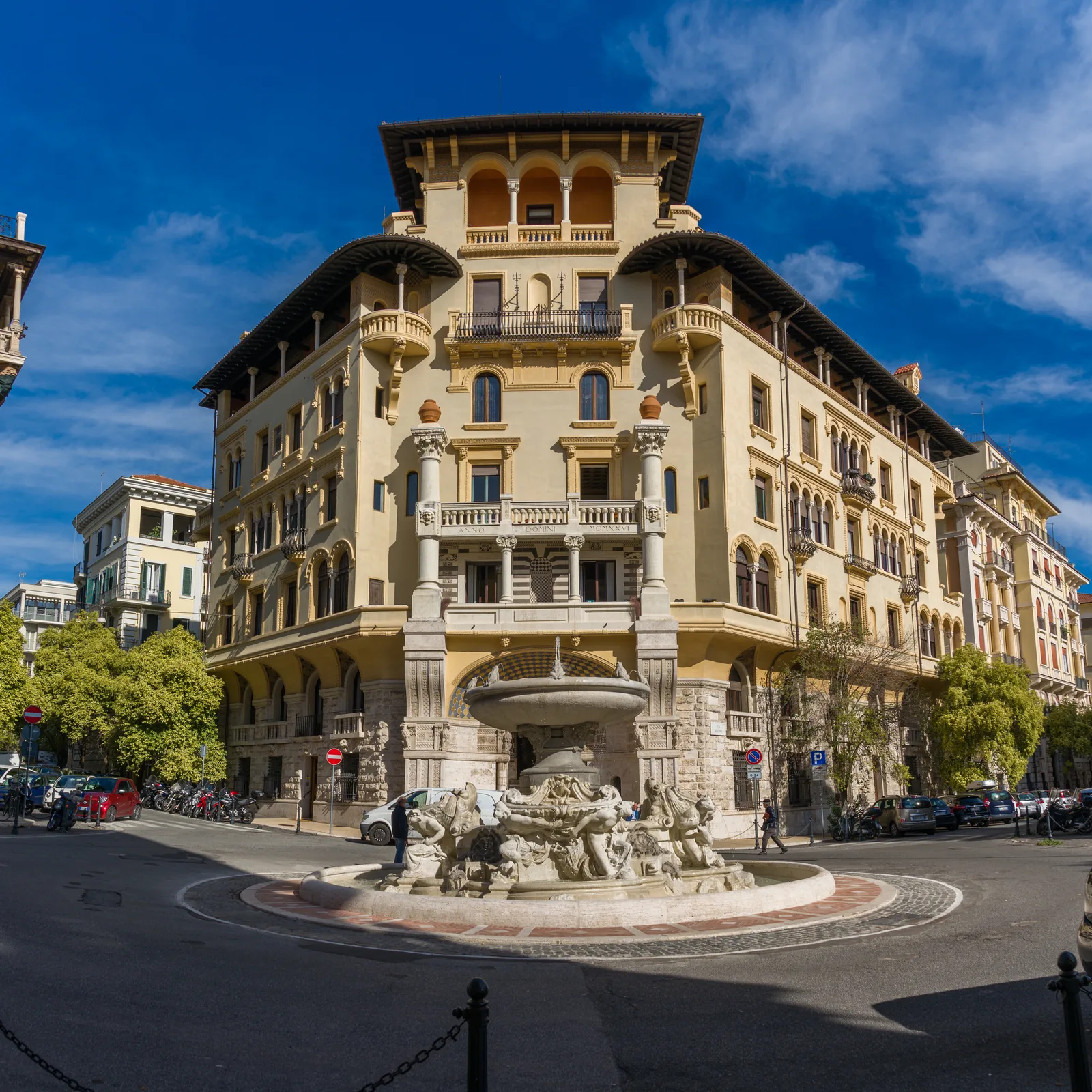 Piazza Mincio nel Quartiere Coppedè con Fontana delle Rane e palazzi decorati
