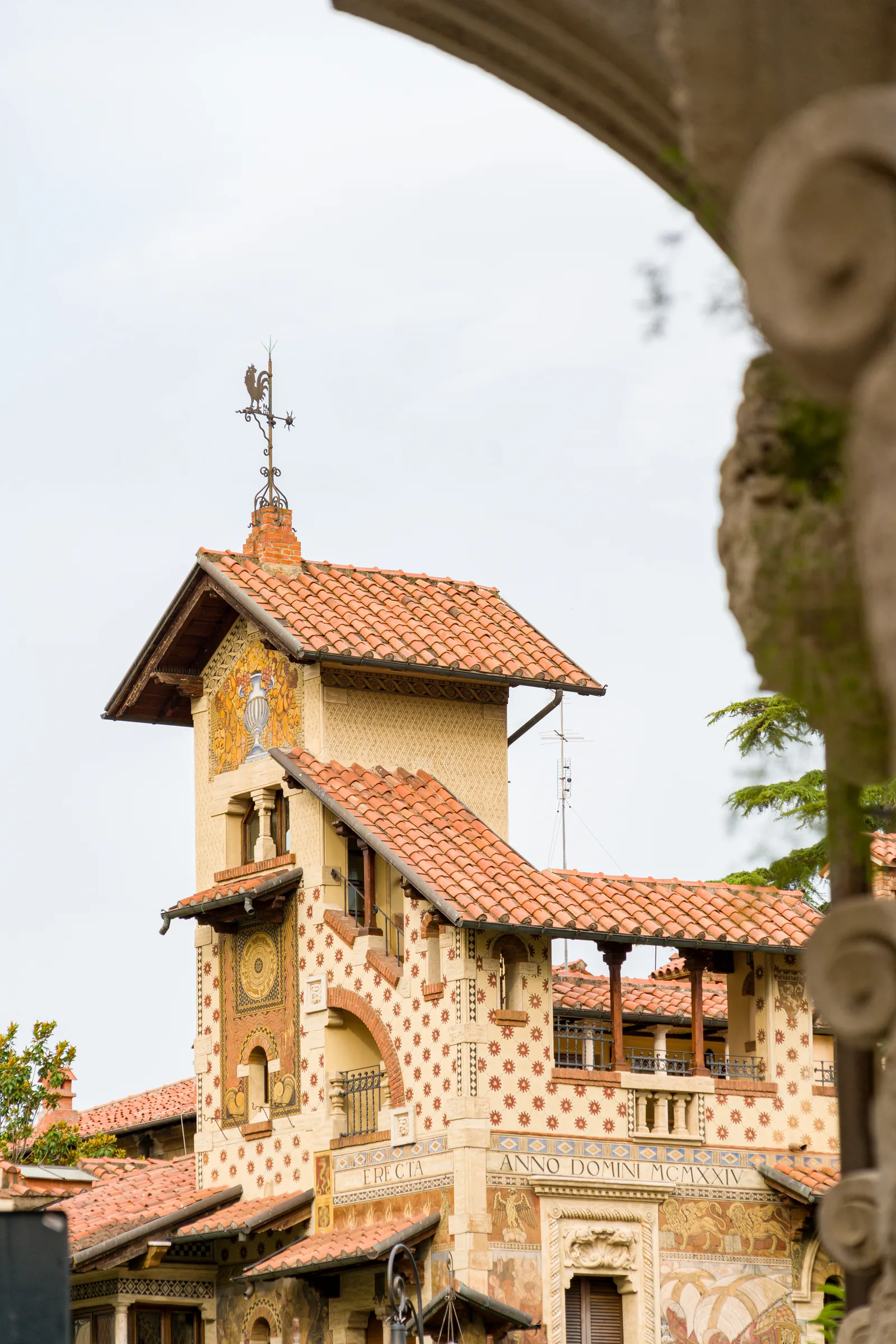 Torre decorata del Villino delle Fate ripresa attraverso una cornice architettonica