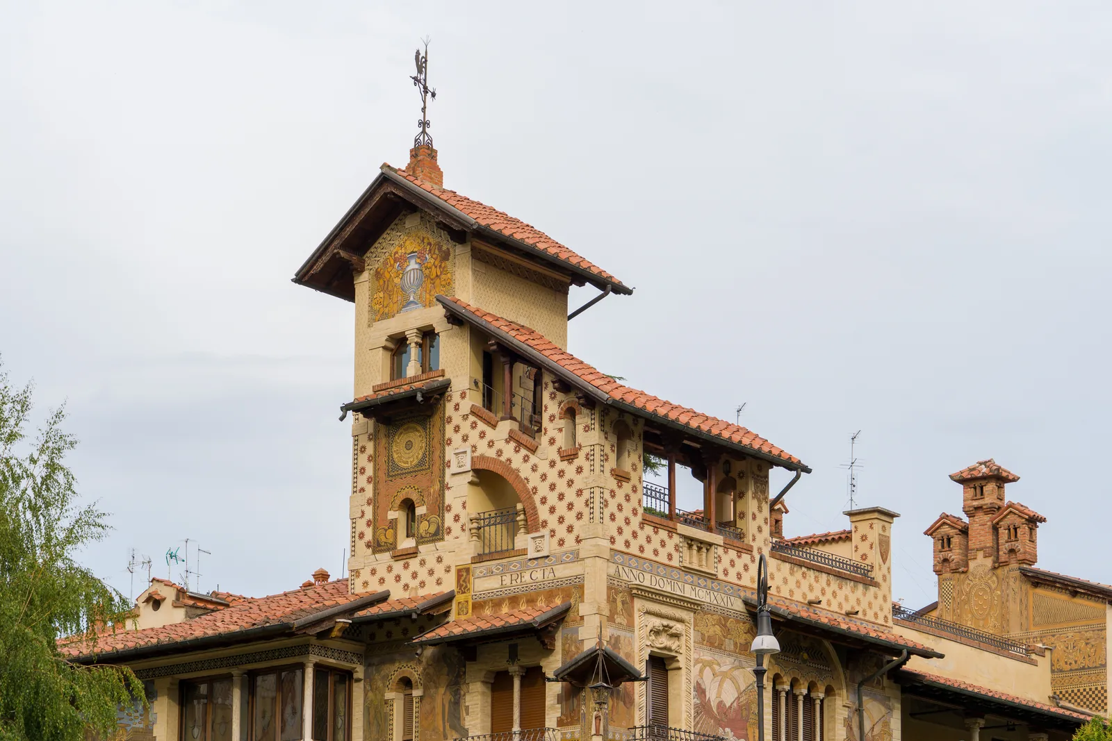 Villa delle Fate a Coppedè con tetti e mosaici decorativi