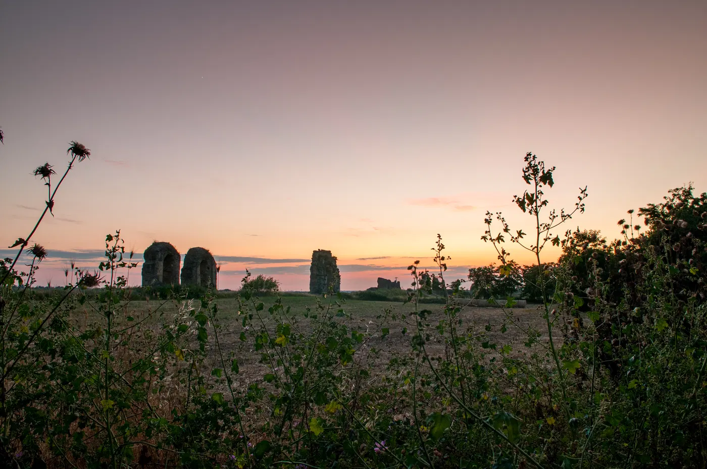 Rovine del Parco degli Acquedotti con cielo rosato al crepuscolo
