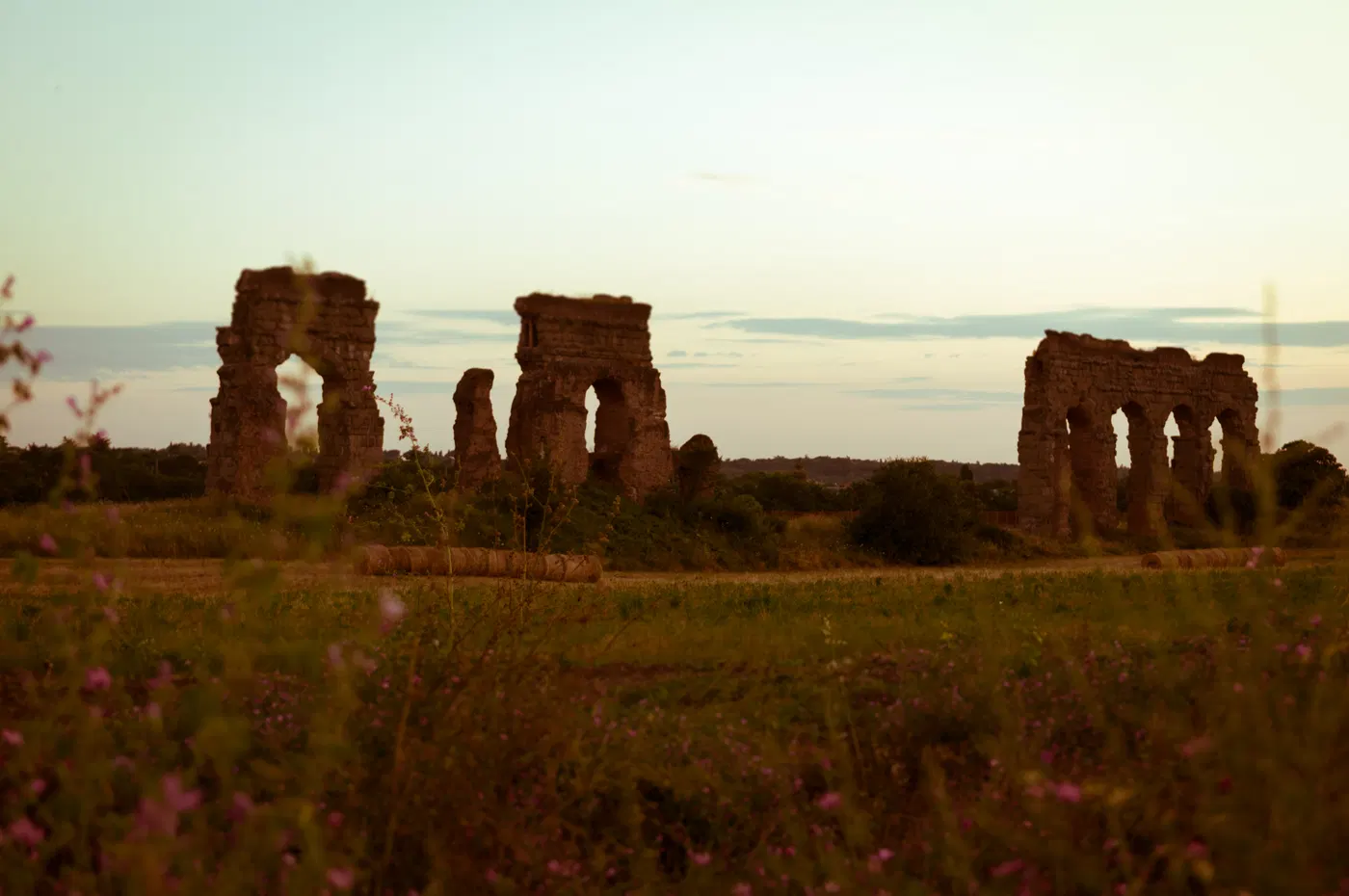 Resti degli acquedotti romani nella luce calda del tramonto