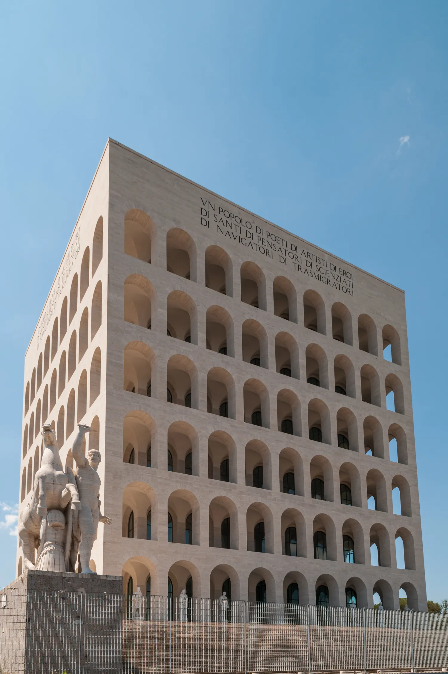 Palazzo della Civiltà Italiana all’EUR con serie di archi ripetuti