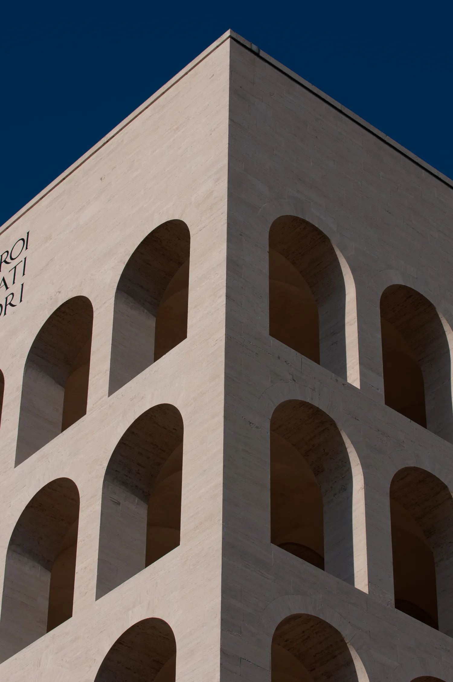 Dettaglio dell’angolo del Colosseo Quadrato all’EUR
