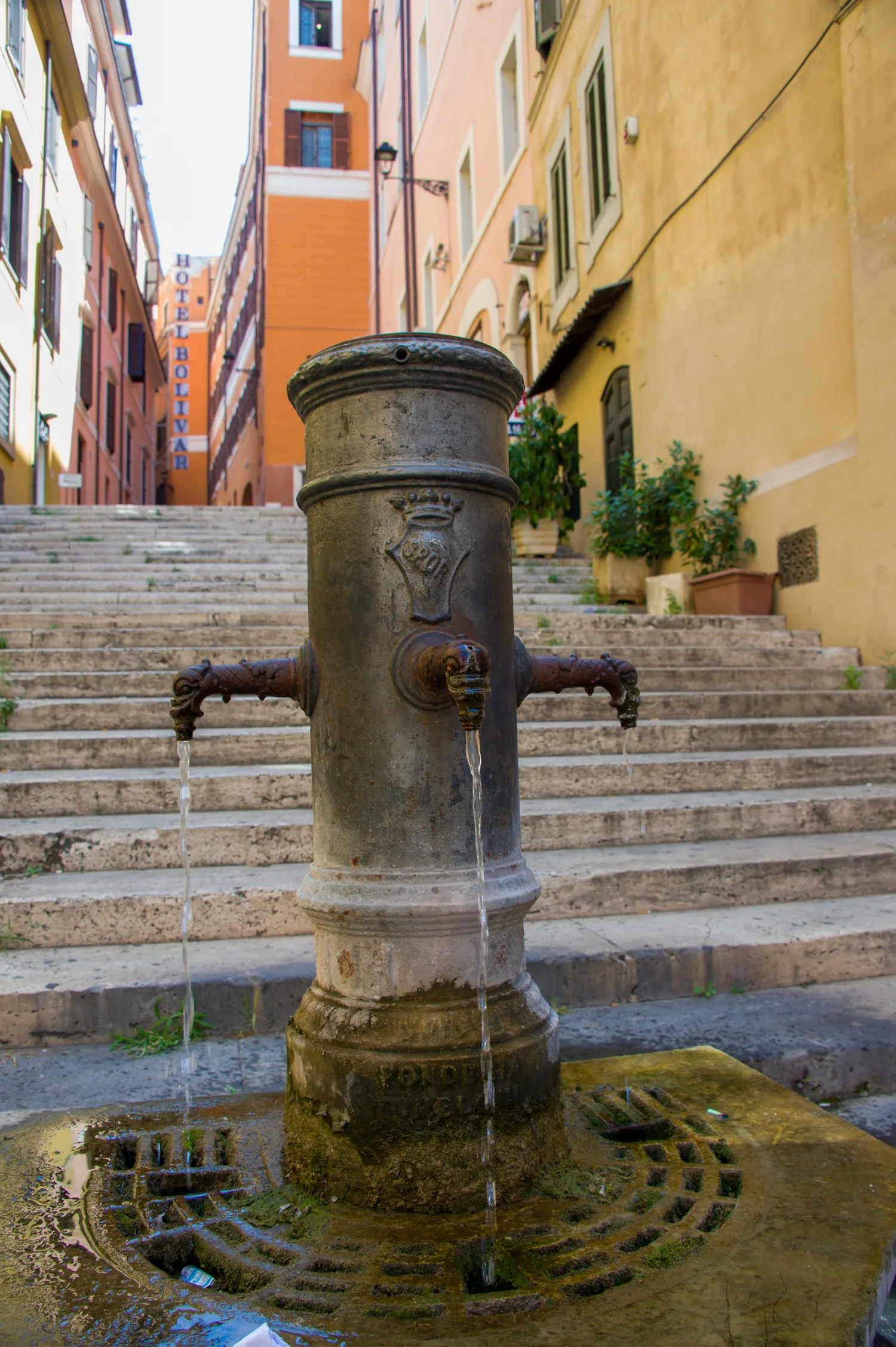 Fontanella storica in ghisa lungo una scalinata di Roma