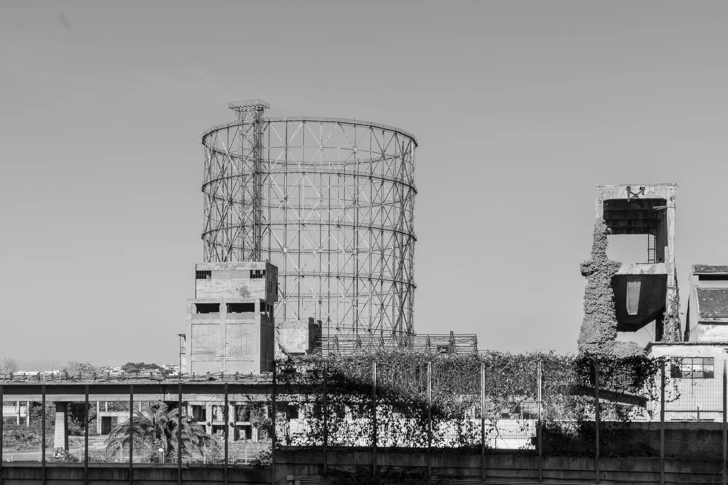 Archeologia industriale e struttura metallica del Gazometro in bianco e nero
