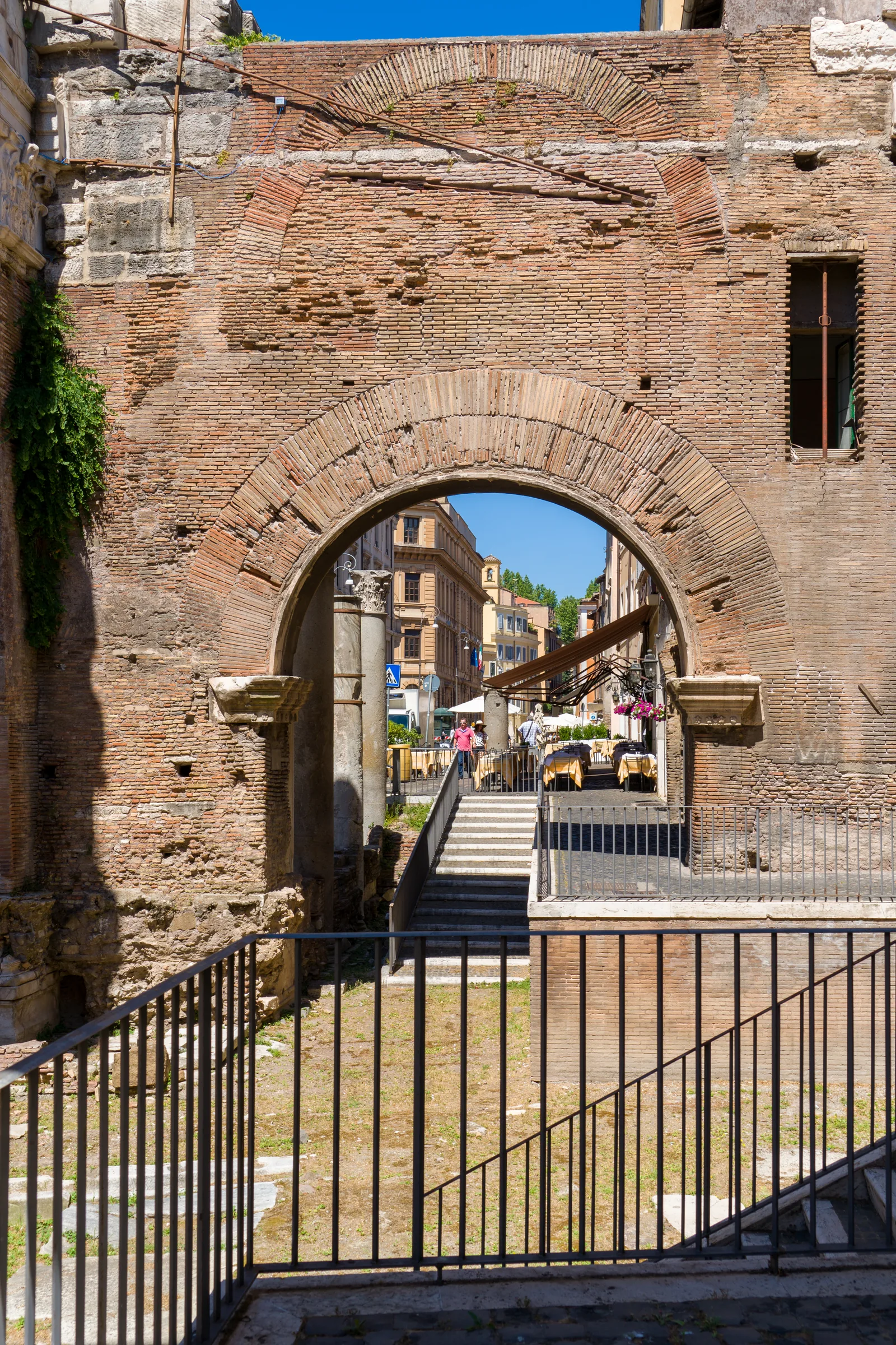 Archi storici sovrapposti fotografati nel Ghetto di Roma