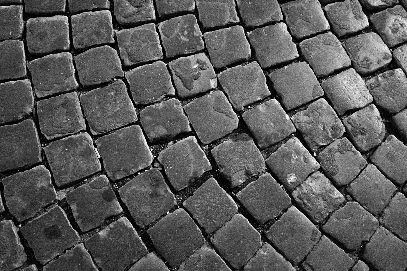 Trama di sampietrini romani ripresa dall’alto in bianco e nero