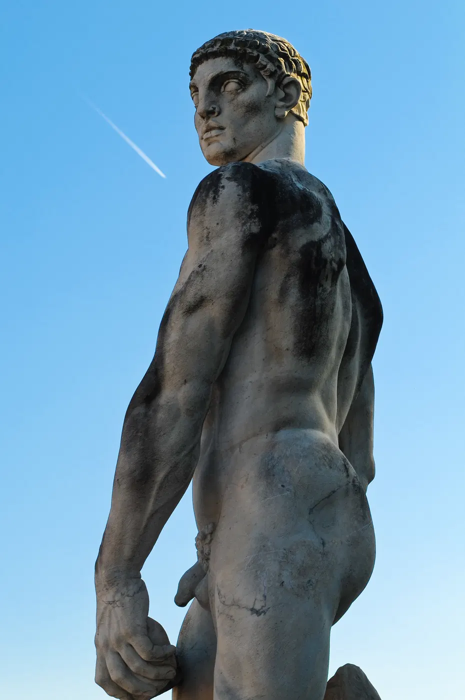 Profilo di statua classica fotografato dal basso contro il cielo