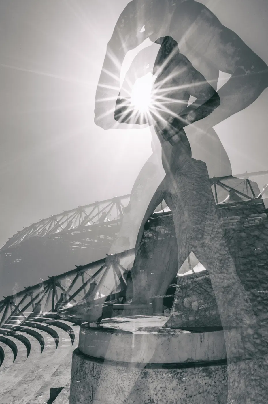 Scultura con stella del sole in controluce e in bianco e nero