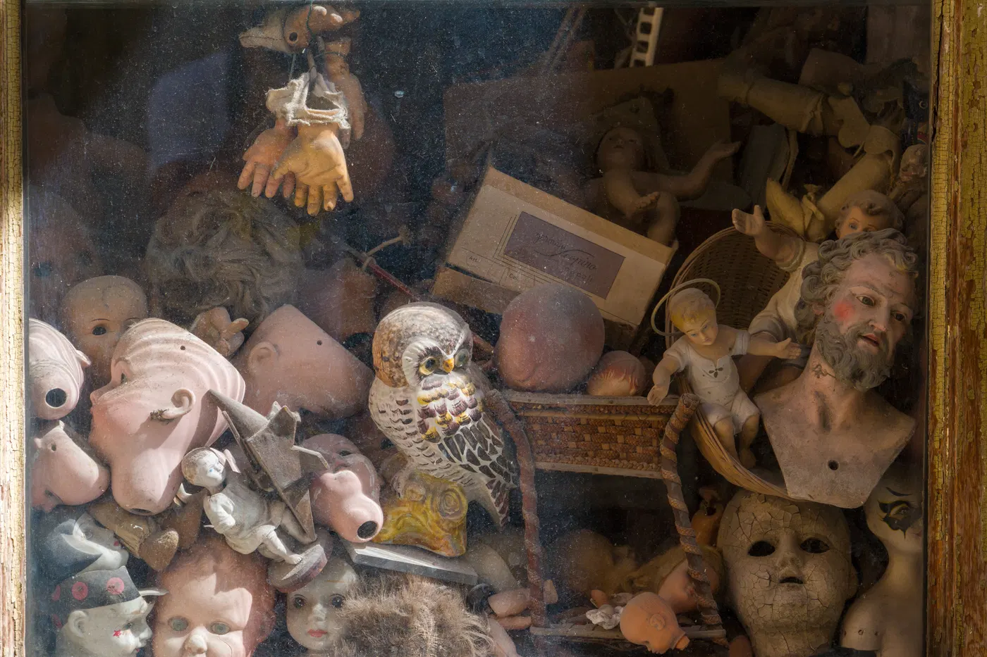 Vetrina di Roma con maschere e oggetti scenografici