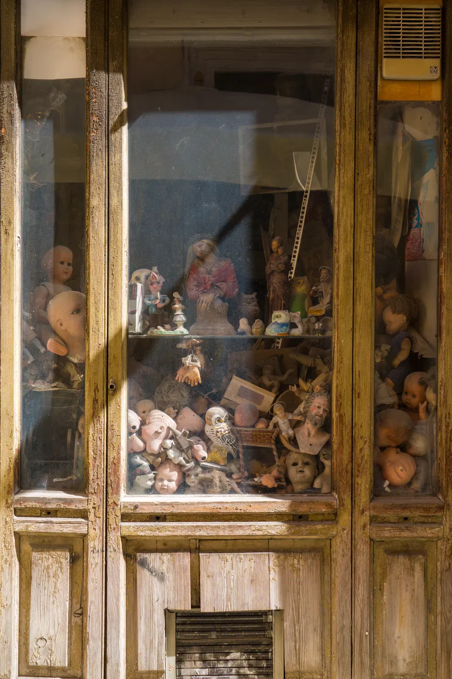 Vetrina di bottega romana con oggetti e figure d’epoca