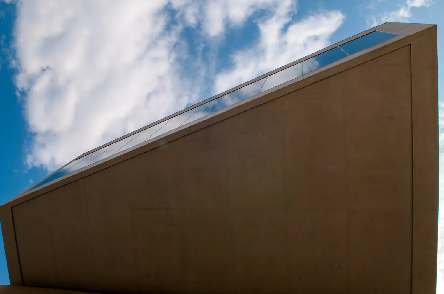 Facciata del MAXXI di Roma fotografata dal basso con linee diagonali