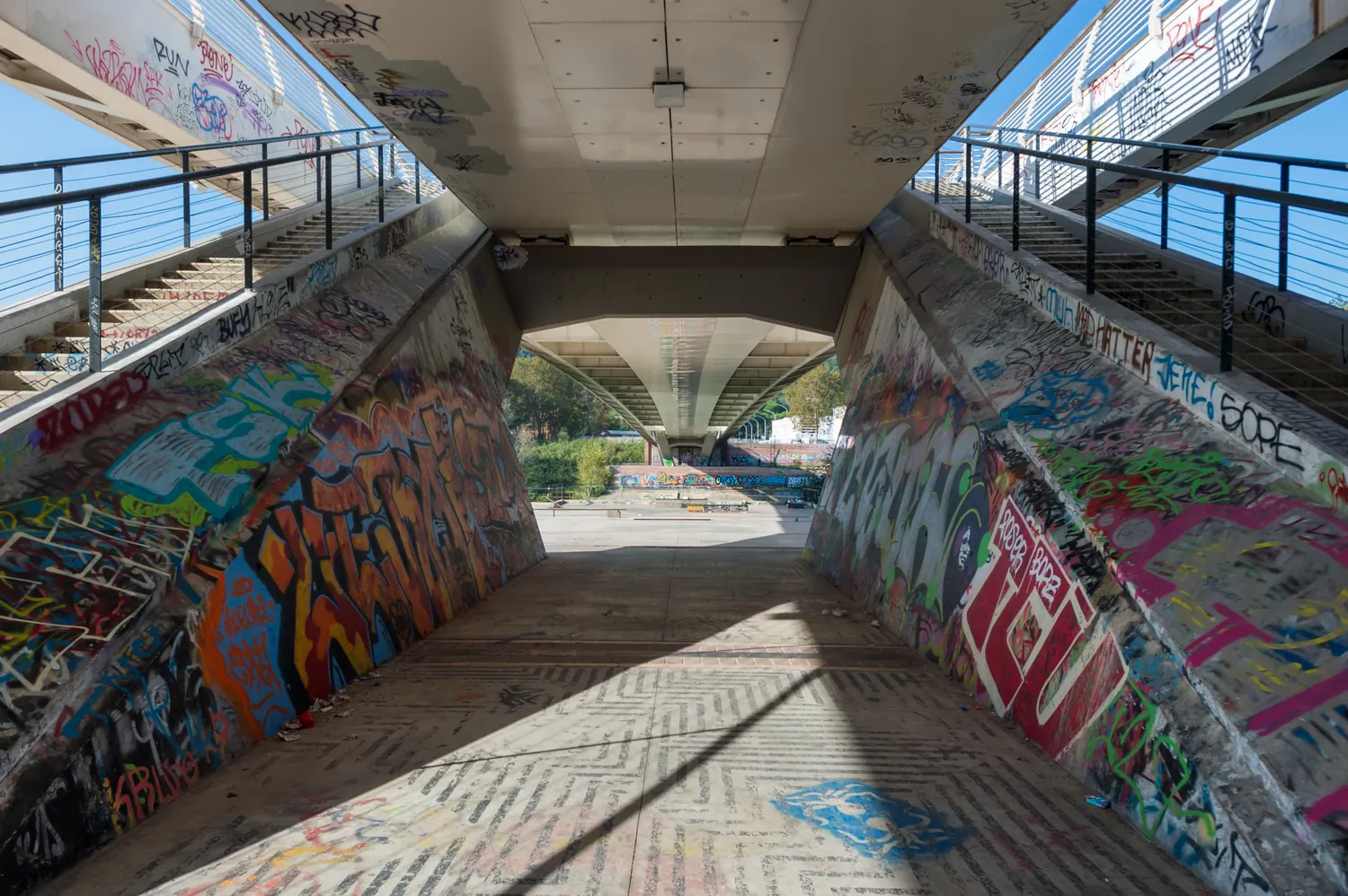 Vista simmetrica da sotto il Ponte della Musica con rampe, scalinate e graffiti