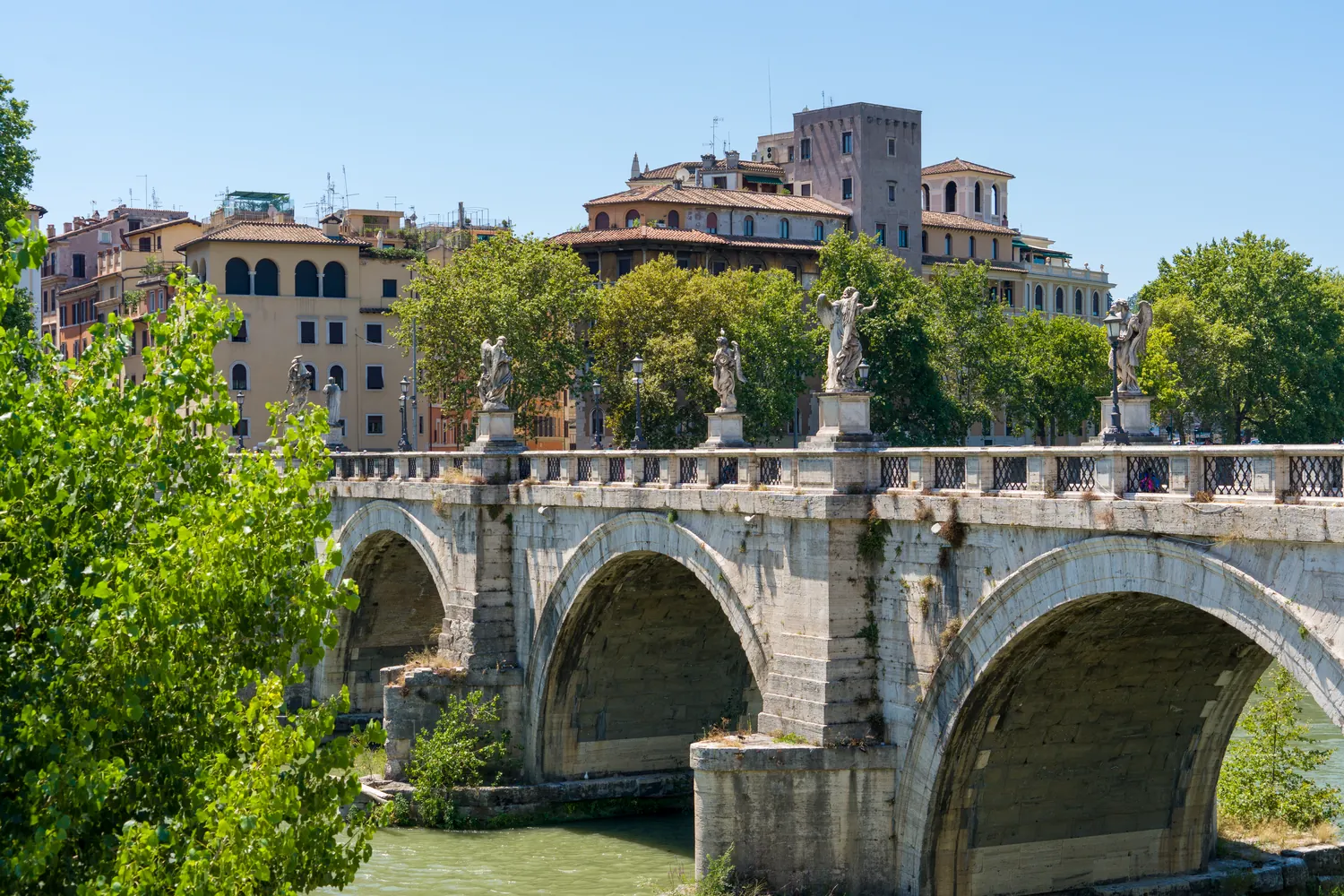 Ponte Sant’Angelo con le statue degli angeli e le arcate sul Tevere