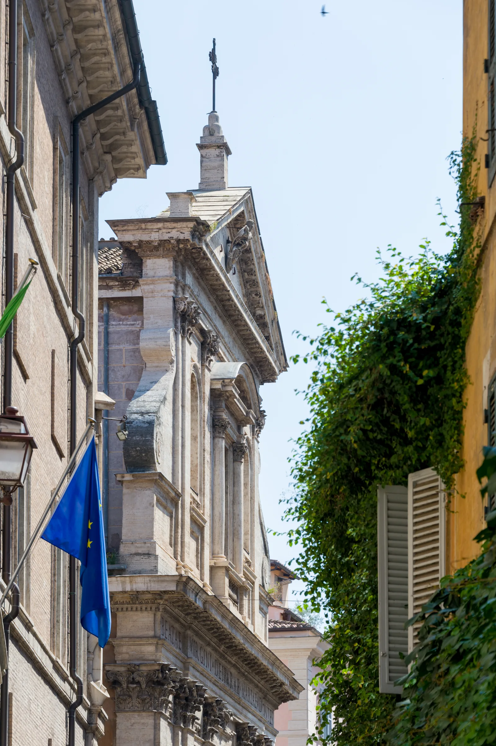 Facciate nel Rione Monti con lanterne, piante e dettagli architettonici
