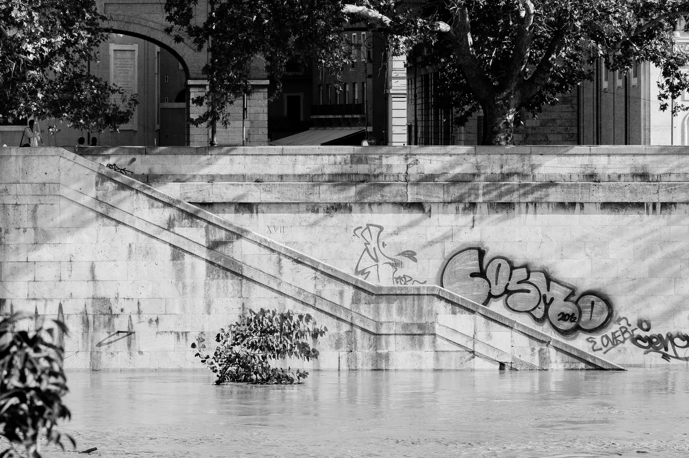 Scalinata del Lungotevere e livello dell’acqua in uno scatto d’archivio in bianco e nero