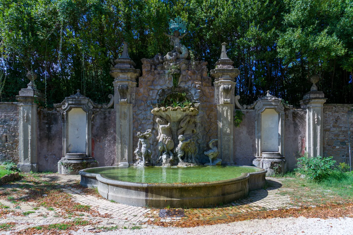 Fontana decorativa di Villa Sciarra tra gli alberi