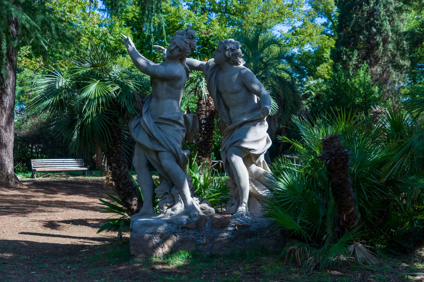 Gruppo scultoreo di Villa Sciarra immerso nel verde