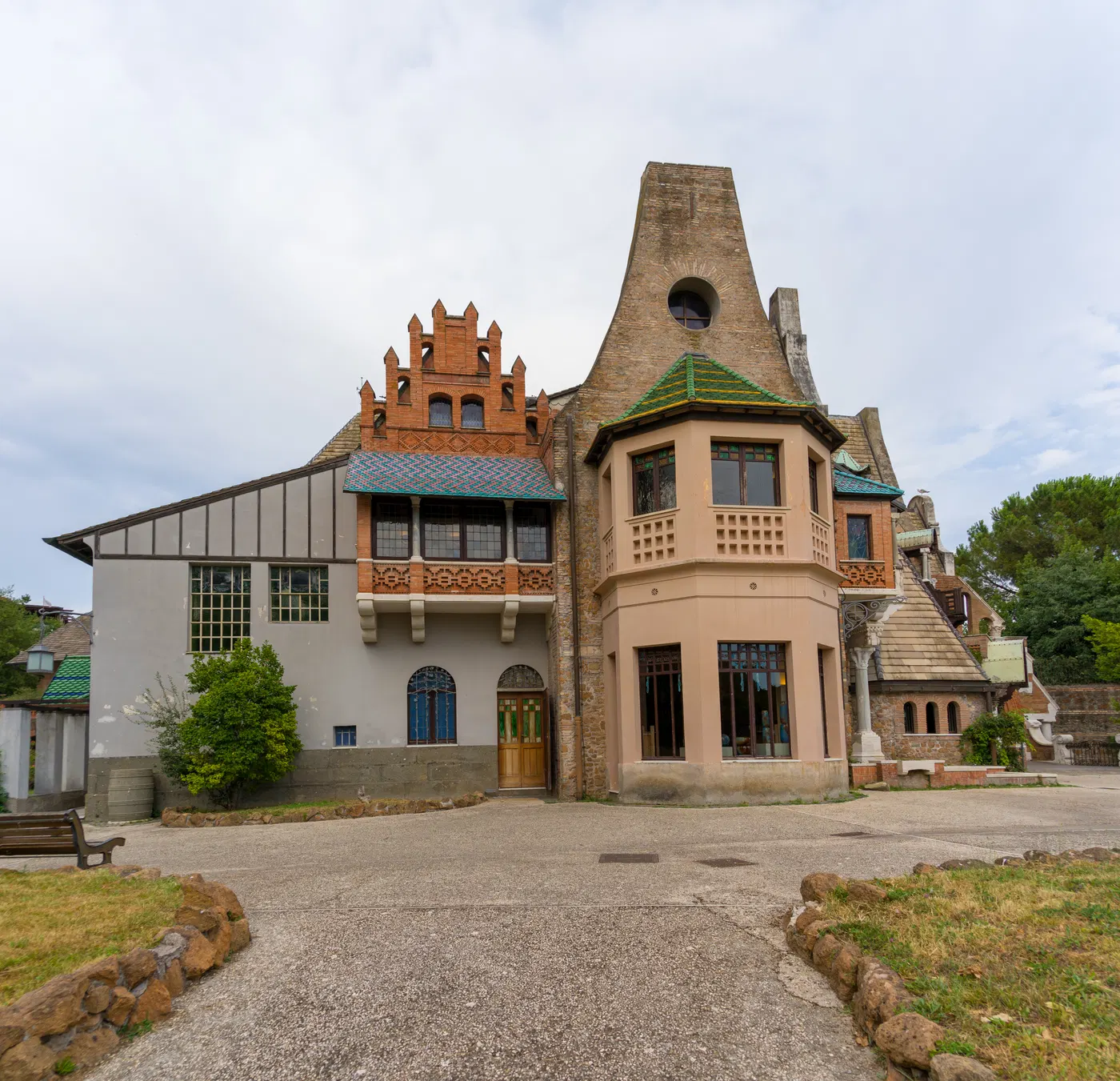 Prospetto della Casina delle Civette a Villa Torlonia in fotografia panoramica