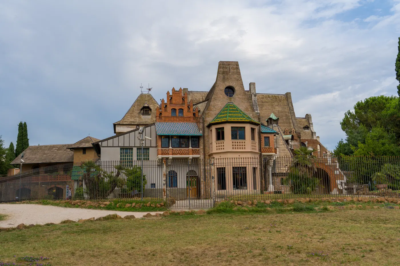 Edificio della Casina delle Civette nel parco di Villa Torlonia
