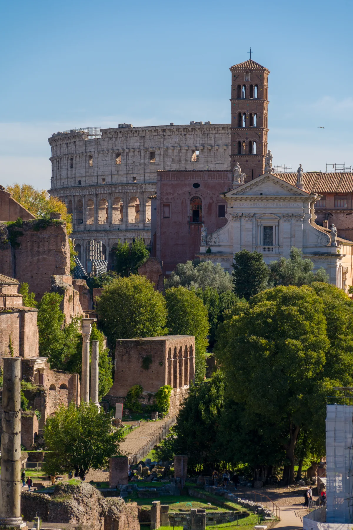 Colosseo inserito nel paesaggio dei Fori e delle architetture di Roma