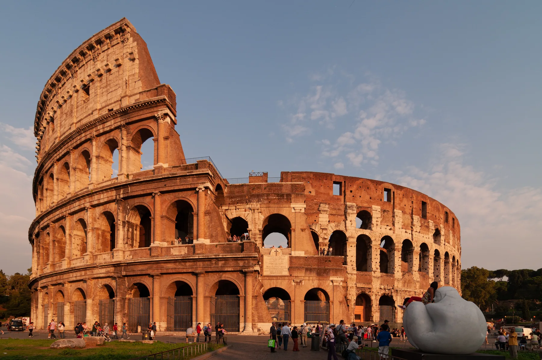 El Coliseo fotografiado con luz cálida en Roma