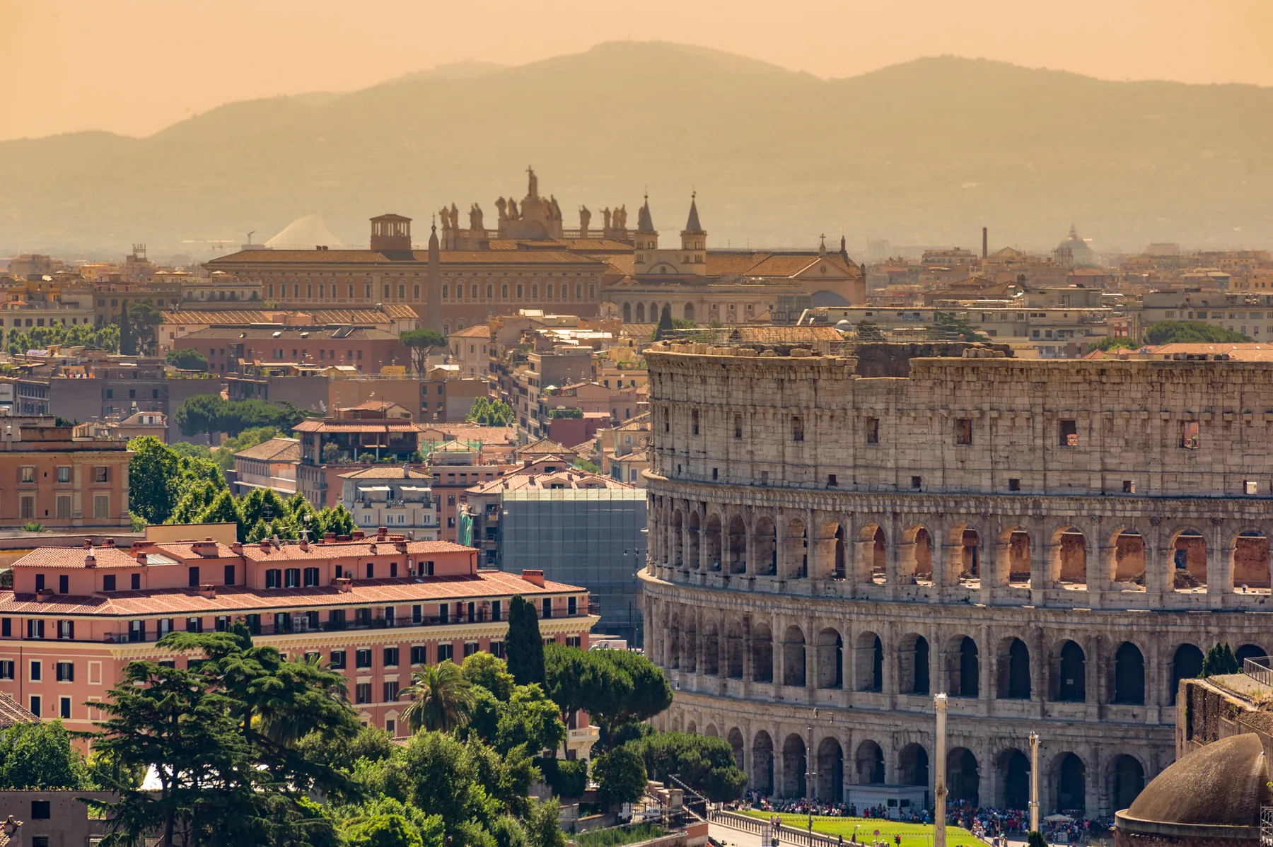 Colosseo fotografato con teleobiettivo nel panorama urbano di Roma