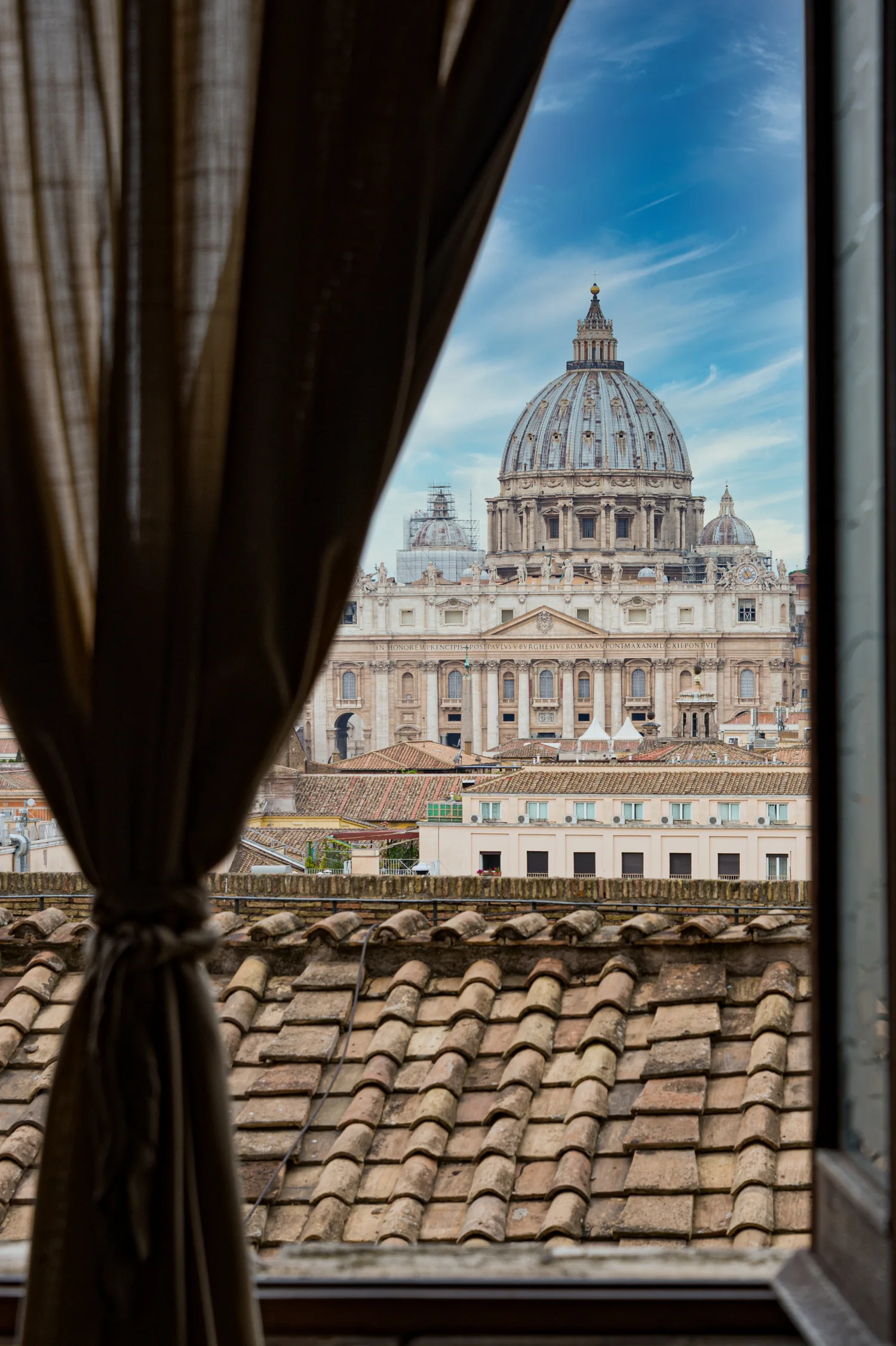 Cupola di San Pietro vista e incorniciata da una finestra di Roma