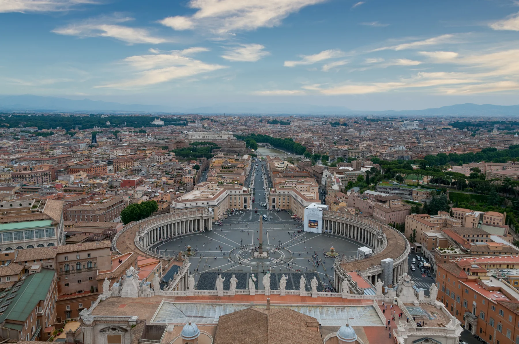 Piazza San Pietro e Roma viste dall'alto della Cupola