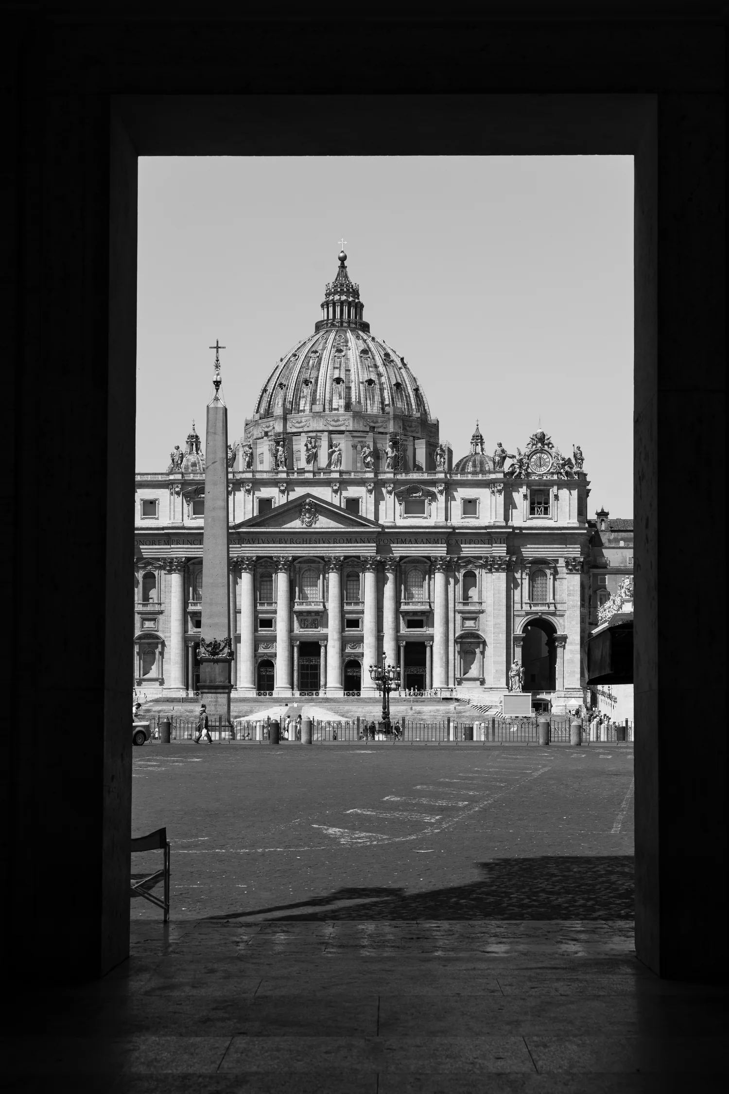 Basilica di San Pietro incorniciata dal colonnato in bianco e nero
