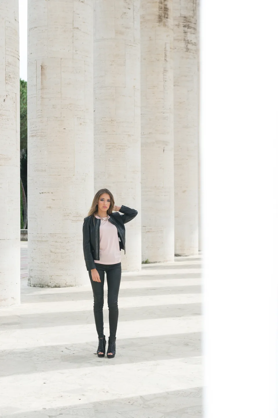 Ritratto editoriale tra le colonne dell’EUR a Roma