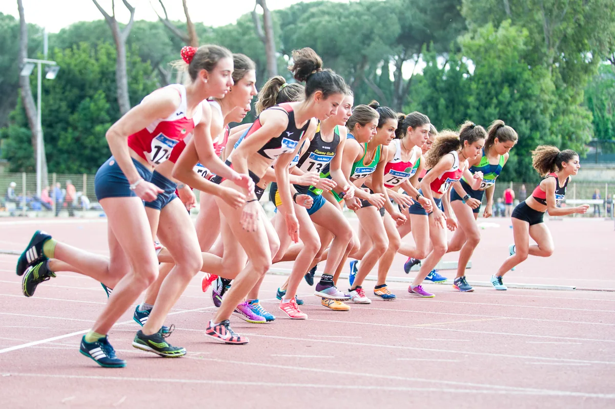 Partenza di una gara femminile di atletica in pista