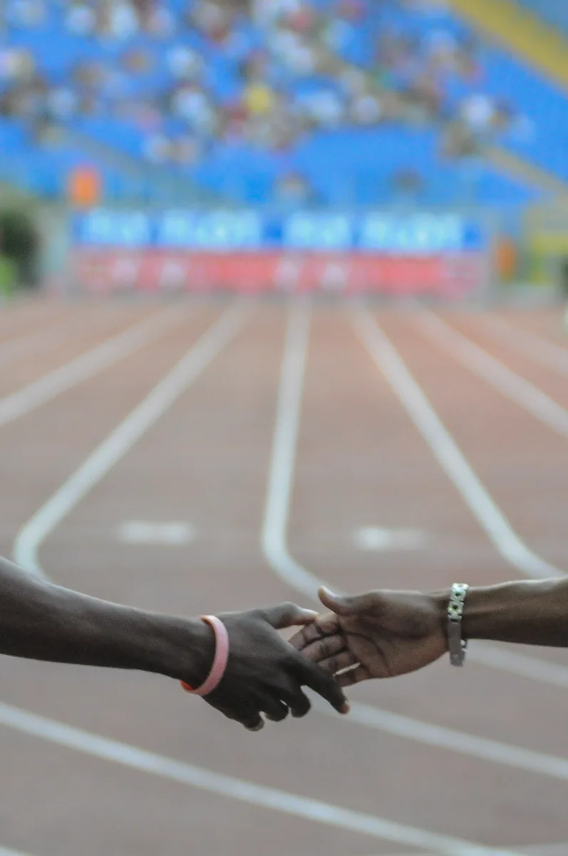 Stretta di mano tra atleti sulla pista al termine della competizione