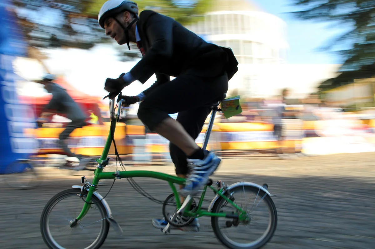 Ciclista fotografato con tecnica di panning durante una competizione