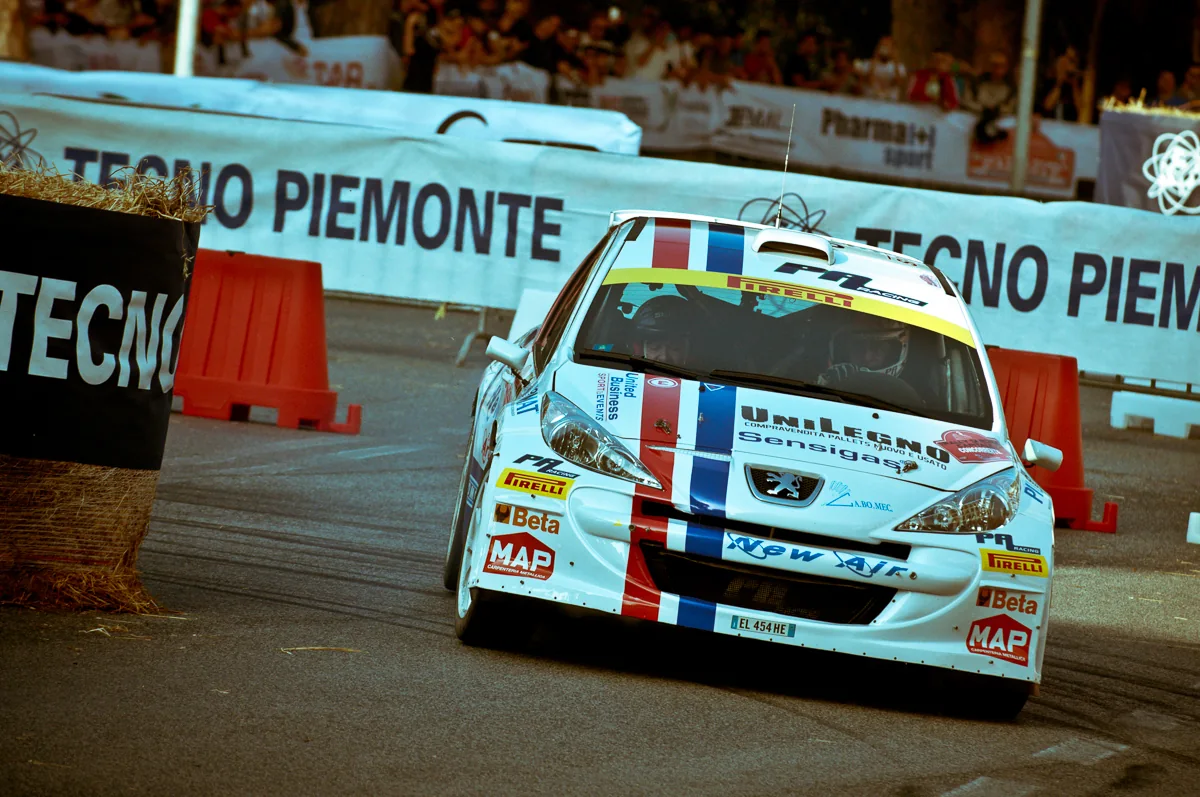 Automobile da rally in azione durante una competizione motoristica