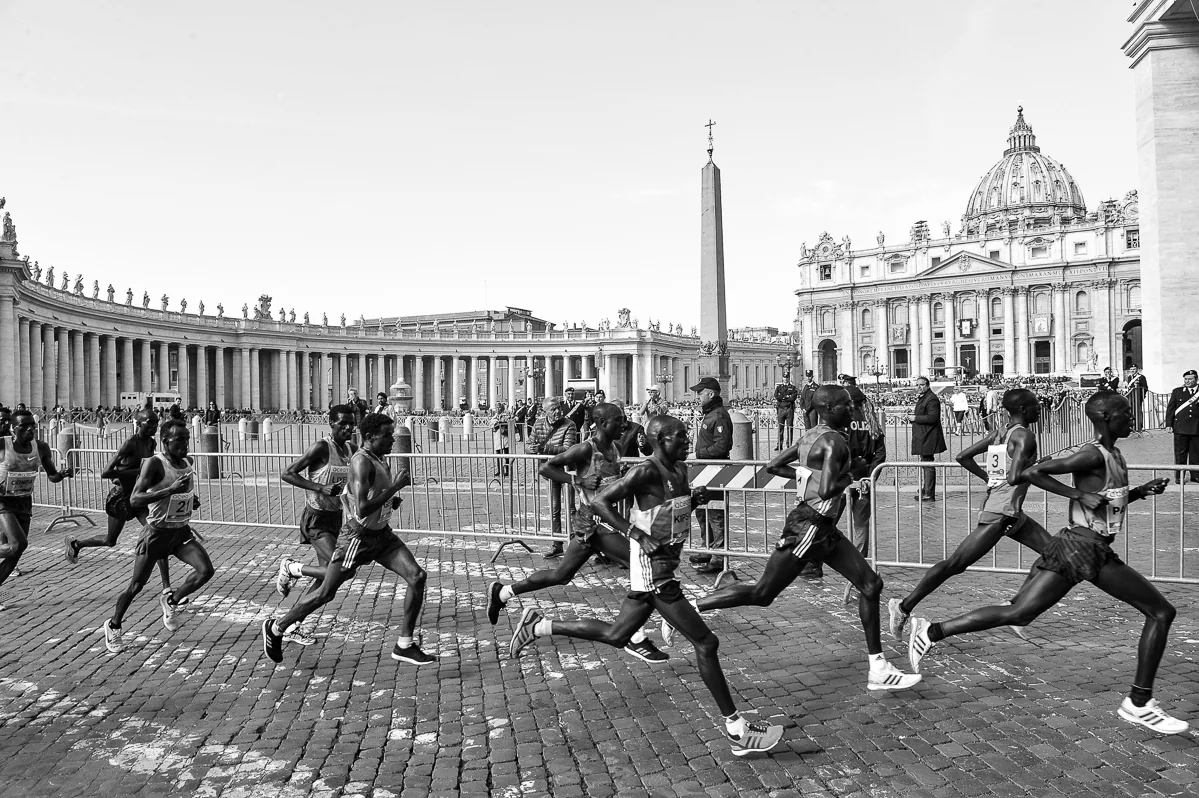 Atleti in gara davanti a Piazza San Pietro fotografati in bianco e nero